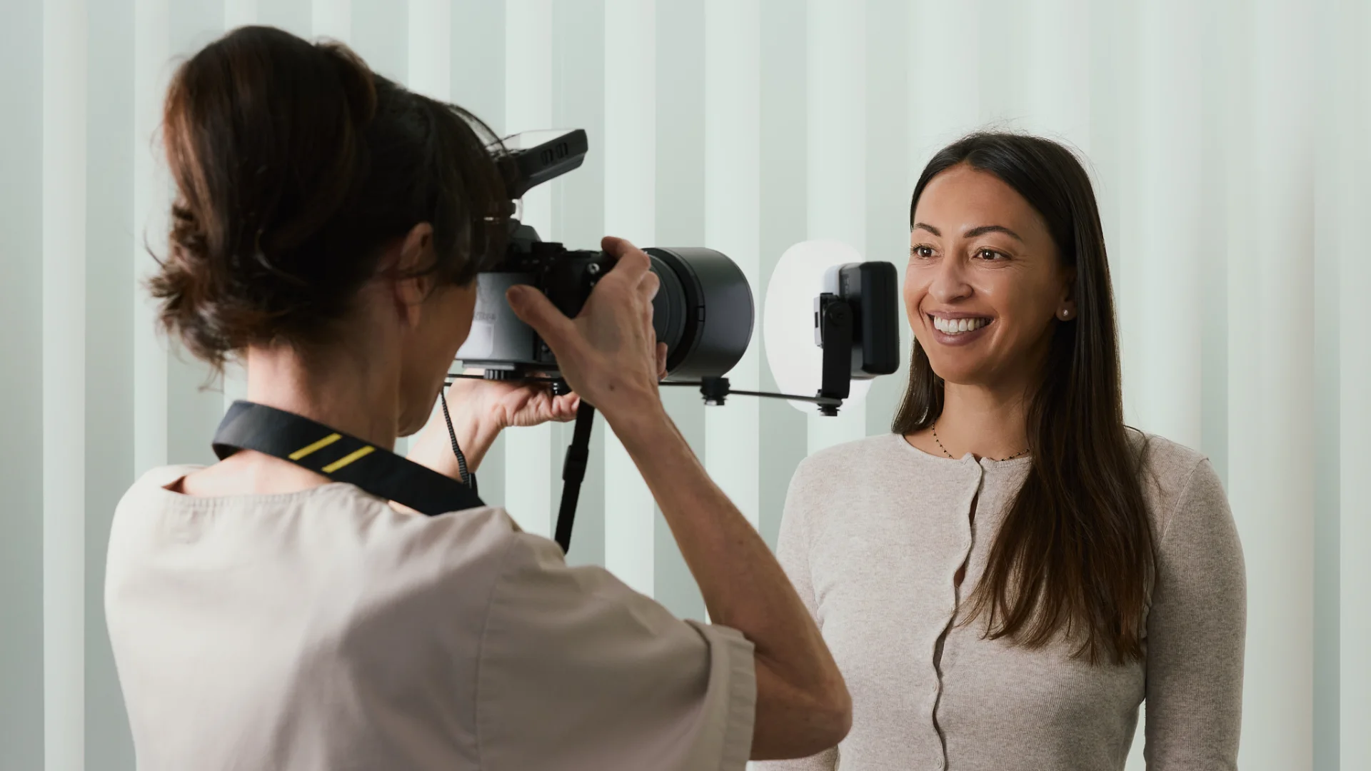 Praticienne en train de shooter au cabinet — studio U-SHOOT