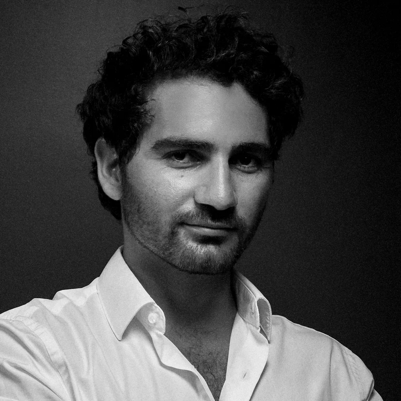 Dr Jonas Sayada, chirurgien-dentiste, cabinet dentaire Place de Mexico (Paris XVIe) — portrait U-SHOOT
